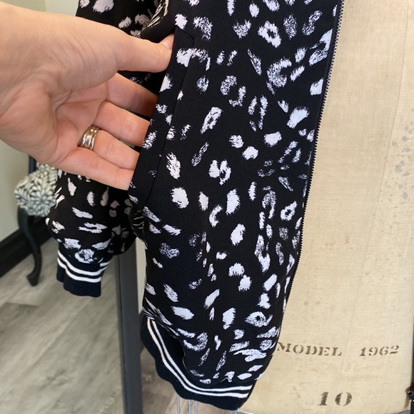Vince Camuto animal print black and white zip up jacket - Picture 5 of 12